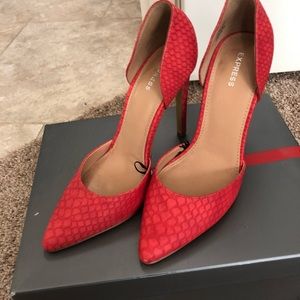 Express red pumps